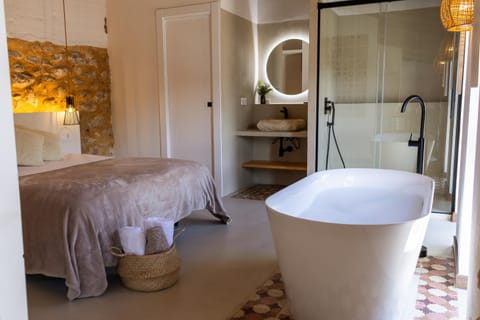Shower, Bed, Bathroom, Photo of the whole room, Bath, towels