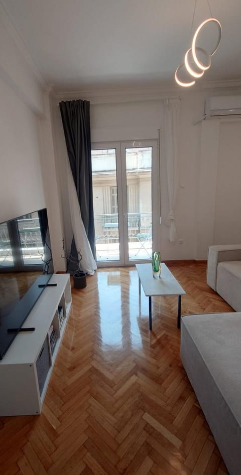 Communal lounge/ TV room, TV and multimedia, Living room, Seating area, Dining area, air conditioner