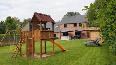 Property building, Children play ground, Garden, Balcony/Terrace, Spa and wellness centre/facilities, Pets, Garden view, children, young children