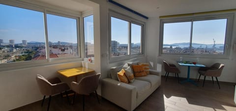 Natural landscape, View (from property/room), Balcony/Terrace, Living room, Seating area, Dining area, City view, Sea view