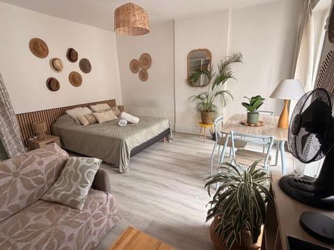Bed, Living room, Photo of the whole room, Seating area, Bedroom