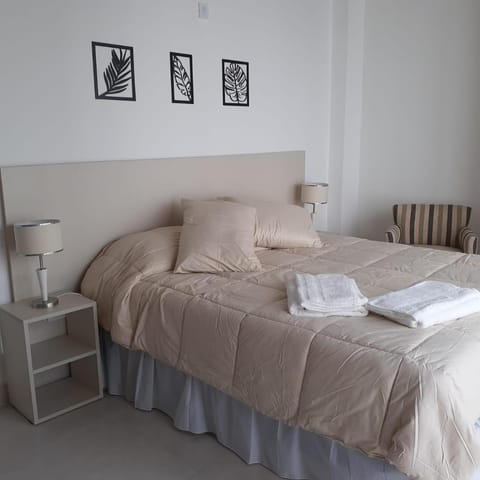 Bed, towels