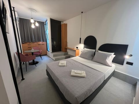 Bed, Photo of the whole room, towels