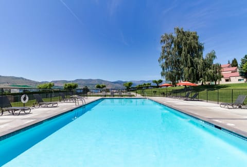 Lake Chelan Shores: Lakeside Luxury #19-5 Apartment in Chelan (In Town)