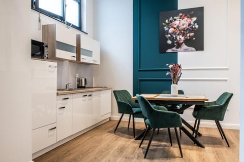 Kitchen or kitchenette, Dining area, stove