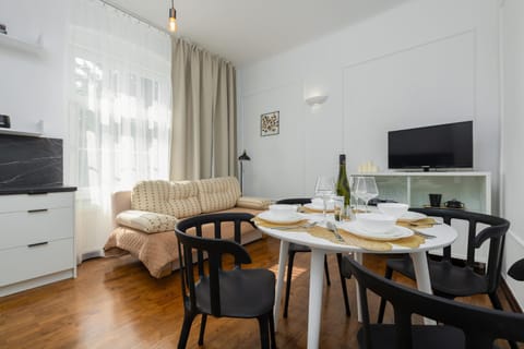 TV and multimedia, Living room, Seating area, Dining area, Evening entertainment