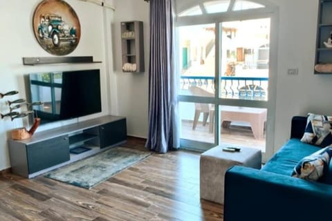 Communal lounge/ TV room, TV and multimedia, Living room, Seating area, Evening entertainment