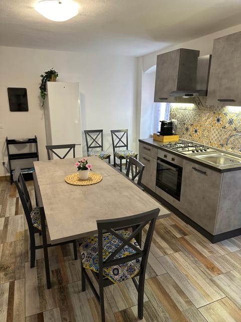 Kitchen or kitchenette, Dining area, stove