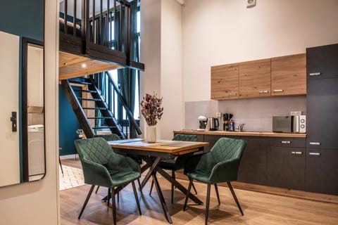 Coffee/tea facilities, Kitchen or kitchenette, Dining area, stove