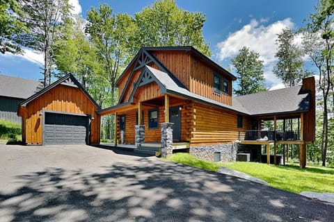 Property building, Facade/entrance, Natural landscape, Balcony/Terrace, Garden view, Parking