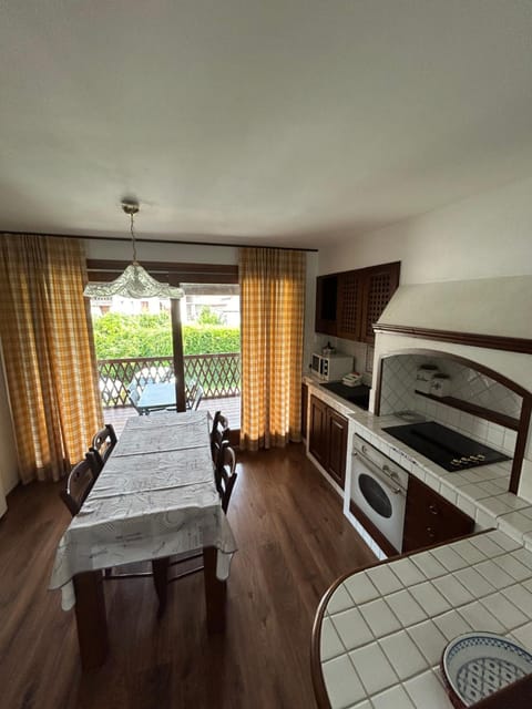 Kitchen or kitchenette, Dining area, stove