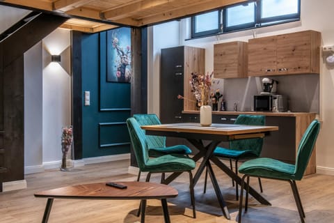 Kitchen or kitchenette, Living room, Seating area, Dining area