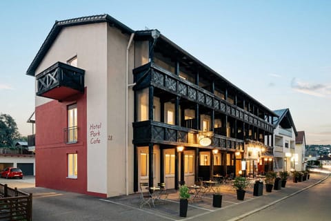 Property building, Day, Neighbourhood, Balcony/Terrace, Street view, Parking