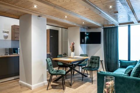 TV and multimedia, Kitchen or kitchenette, Living room, Seating area, Dining area