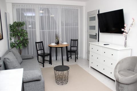 Communal lounge/ TV room, TV and multimedia, Living room, Seating area, Dining area