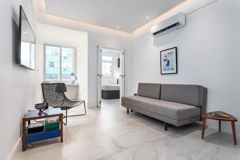 TV and multimedia, Living room, Seating area, Evening entertainment, air conditioner