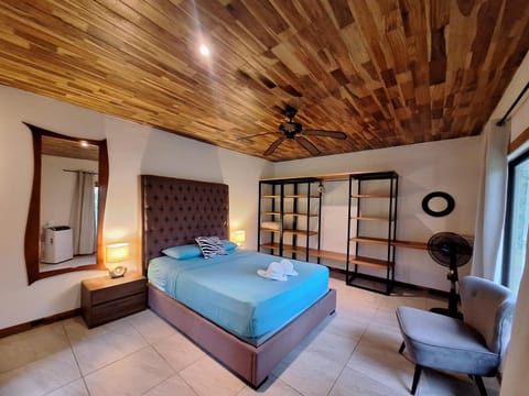 Bed, Photo of the whole room, Seating area