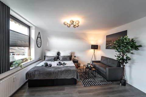 Bed, TV and multimedia, Living room, Photo of the whole room, Seating area, Bedroom