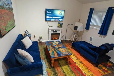 The Van Gogh Apartment - a cozy, creative retreat Apartment in Tukwila