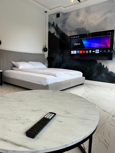 Bed, TV and multimedia, Photo of the whole room, Bedroom
