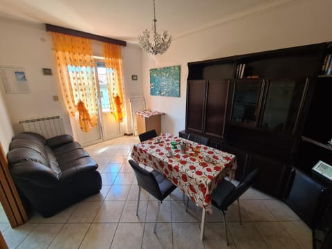 TV and multimedia, Living room, Seating area, Dining area