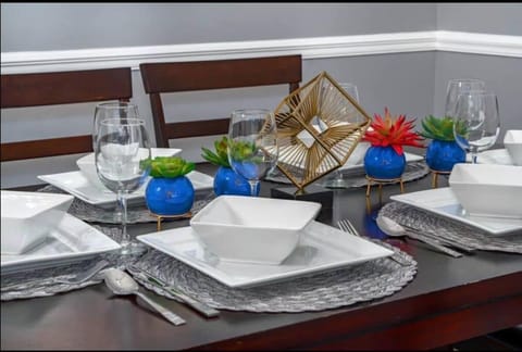 Dining area, Food, Drinks