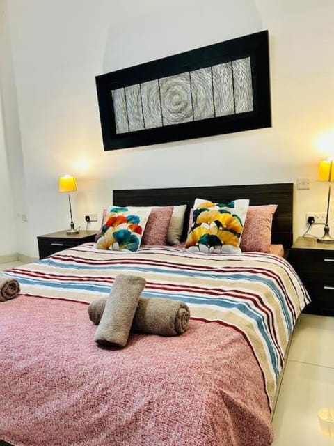 Seaside Spinola APT in St Julians, Queen beds Apartment in Saint Julians