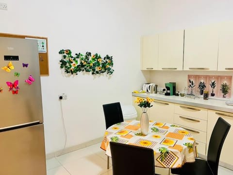 Seaside Spinola APT in St Julians, Queen beds Apartment in Saint Julians