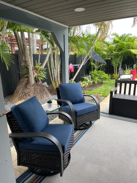 POOLSIDE MANOR - Men Only Clothing-Optional Bed and Breakfast in Wilton Manors