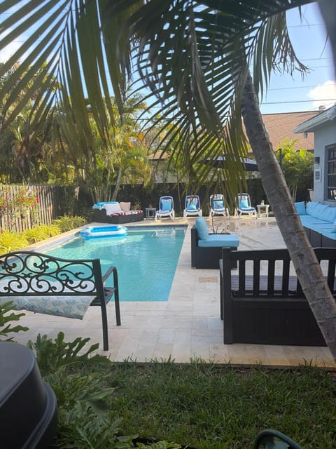 POOLSIDE MANOR - Men Only Clothing-Optional Bed and Breakfast in Wilton Manors