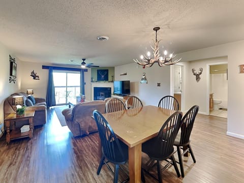 Toilet, TV and multimedia, Living room, Seating area, Dining area, fireplace