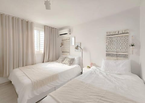 Bed, Photo of the whole room, Bedroom, internet, air conditioner