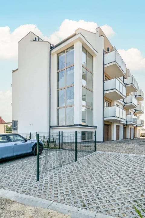 Property building, Off site, Day, Neighbourhood, Location