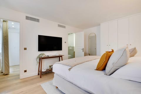 Property building, Facade/entrance, Bed, Bathroom, TV and multimedia, Bedroom