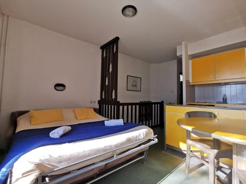 Kitchen or kitchenette, Dining area, Bedroom