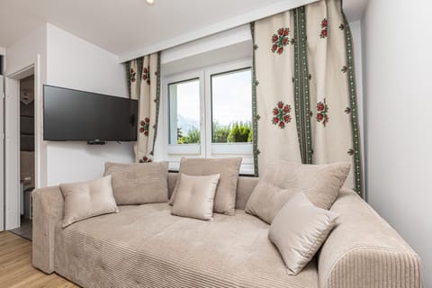 Communal lounge/ TV room, Bed, TV and multimedia, Living room, Photo of the whole room, Seating area, Evening entertainment, Bedroom