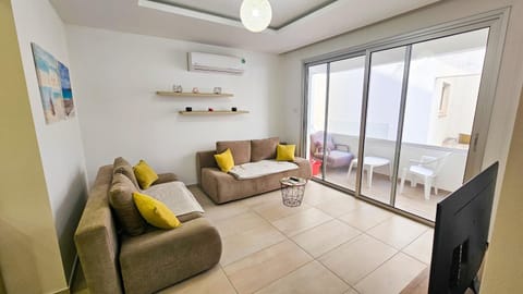 TV and multimedia, Balcony/Terrace, Living room, Seating area, air conditioner