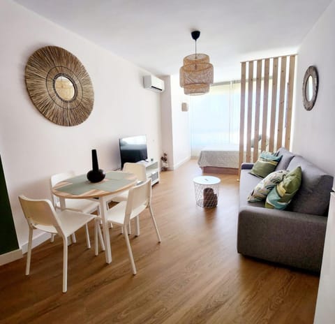 TV and multimedia, Seating area, Dining area