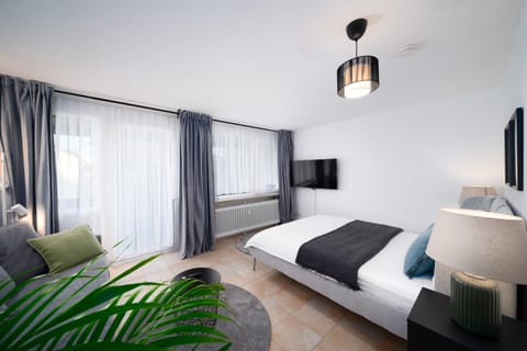 Bed, TV and multimedia, Living room, Photo of the whole room, Seating area, Bedroom