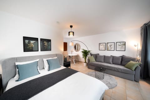 Bed, TV and multimedia, Living room, Photo of the whole room, Seating area, Bedroom