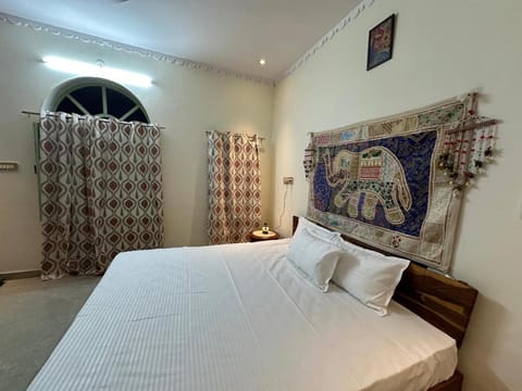 Bed, Photo of the whole room, Decorative detail, Bedroom