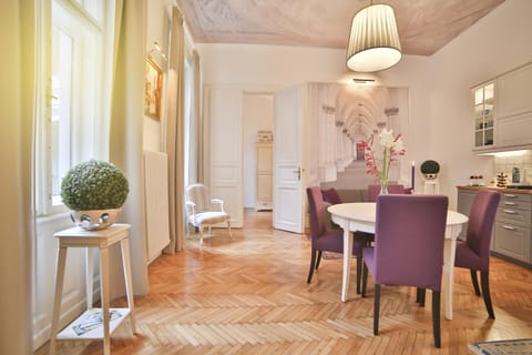 Day, Dining area