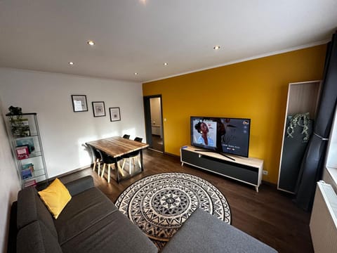 Communal lounge/ TV room, TV and multimedia, Living room, Seating area, Dining area, Evening entertainment