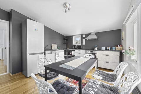 Coffee/tea facilities, Seating area, Dining area, dishwasher, microwave, oven, stove, toaster, kitchen