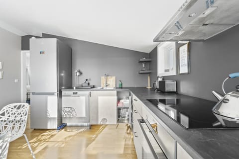 Coffee/tea facilities, Kitchen or kitchenette, dishwasher, microwave, oven, stove, toaster