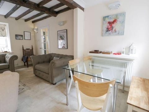 The Old Stables - Pet-Friendly Stay Near Ruthin Castle with Parking House in Ruthin