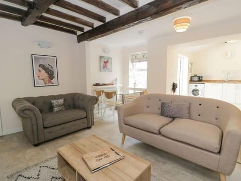 The Old Stables - Pet-Friendly Stay Near Ruthin Castle with Parking House in Ruthin