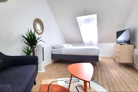 Bed, TV and multimedia