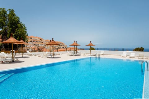 Property building, Day, Pool view, Swimming pool, sunbed