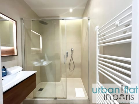 Urban Flat 119 - Spacious 5 Bedroom Flat in Paris Apartment in Paris